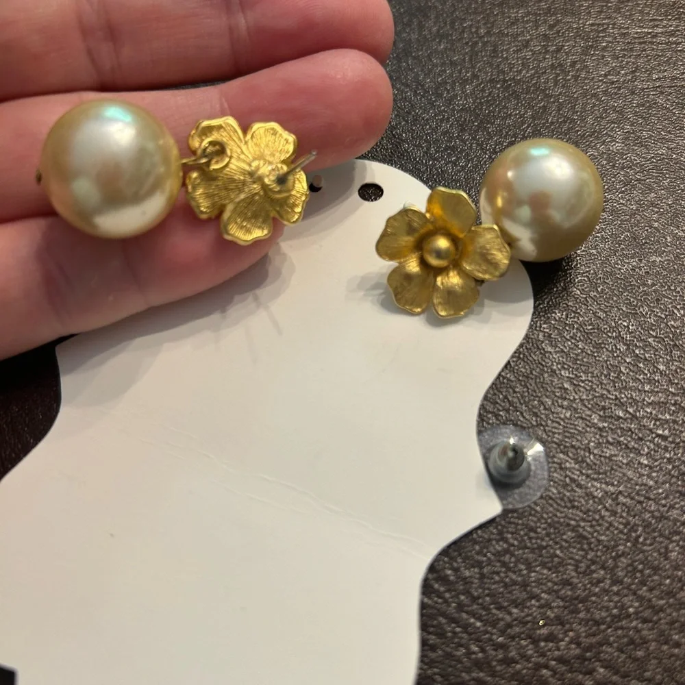 Vintage Gold and Cream Floral Pearl Earrings - Picture 5 of 5
